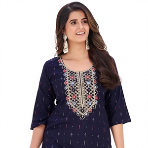 Ensemble Kurti en rayonne brodée avec dupatta jacquard, collection de vêtements indiens et pakistanais faits à la main - Product Image 1