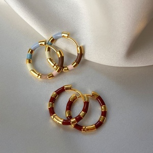 Pendientes de Aro Pequeños Geométricos de Latón Dorado de Alta Gama para Mujer, Otoño Invierno, Elegantes, Clásicos, Vintage, Coloridos, con Esmalte Artístico - Product Image 5