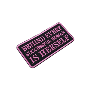Parches de perro de servicio de color rosa "DETRÁS DE CADA MUJER EXITOSA ESTÁ BORDADA" Parche de letras para tela de mascotas - Product Image 3