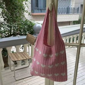 Nouveau style Sac fourre-tout en polyester tricoté à la main pour femme, motif cœur mignon, idéal pour la plage et le shopping - Product Image 6