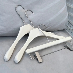 Di lusso bianco crema appendiabiti in <span class=keywords><strong>legno</strong></span> di alta qualità pantaloni vestito appendiabiti con Clip a spalla larga antiscivolo - Product Image 1