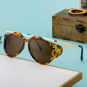 Gafas de sol de estilo europeo americano para mujer, gafas de sol negras con forma de ojo de gato, montura de PC UV400, gafas de protección solar con montura completa ZS 98256 - Product Image 4