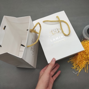 <span class=keywords><strong>Bolsas</strong></span> <span class=keywords><strong>de</strong></span> Papel Blanco <span class=keywords><strong>de</strong></span> 250 g/m² con Logotipo Personalizado; <span class=keywords><strong>Bolsas</strong></span> <span class=keywords><strong>de</strong></span> Compra para Empacar Joyería - Product Image 1
