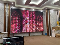 Mur vidéo LED extérieur étanche Yake P3.91 3840/7680Hz pour la signalisation directionnelle et les événements en ascenseur