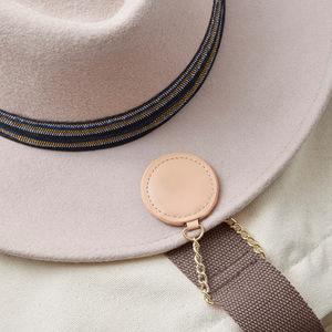 Nouvelle pince à chapeau portable en cuir PU, pince magnétique multifonction pour manteau et chapeau, adaptée à une utilisation en extérieur, pour chapeau de soleil, paille ou autres types de chapeaux. - Product Image 1