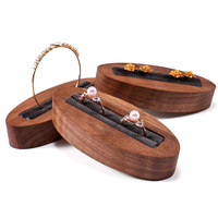 Nouveau Présentoir Moderne Ellipse en Bois de Noyer et Suède Gris Foncé pour Bagues et Bracelets Fins