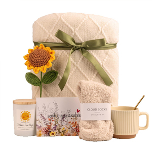 Coffret Cadeau Personnalisable Thème Tournesol : Couverture Portable, Chaussettes, Tasse et Bougie Parfumée avec Motif Tournesol Intégré - Product Image 2