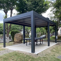 Pergola moderne en aluminium à persiennes, rideaux à persiennes sur tous les côtés, cour, terrasse, lumière réglable, imperméable