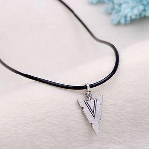 Collana con Ciondolo a Punta di Freccia per Uomo, Charm Triangolare Vintage, Gioielli alla Moda - Product Image 1