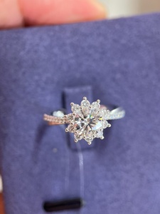 Bague de fiançailles en platine avec pierre principale de 1 carat |   Bagues en PT950 avec diamants de laboratoire taille ronde sertis à griffes - Product Image 3