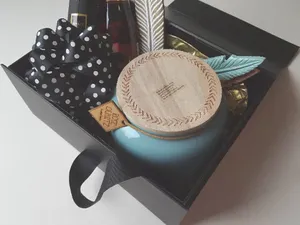 Boîte cadeau rectangulaire en carton écologique haut de gamme avec logo personnalisé, poignée pour bijoux, vêtements, luxe, couleur tan bordeaux, fermeture magnétique - Product Image 4