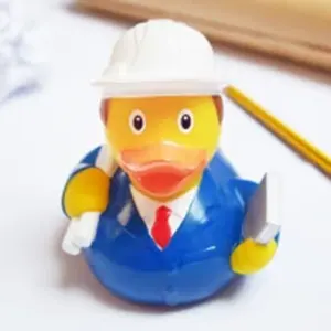 定制可爱聚氯乙烯工程师鸭塑料迷你动作人物乙烯基动漫人物玩具工艺玩具