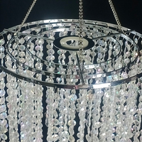 Lustres ronds en perles de cristal acrylique de plafond en métal argenté de luxe rideaux suspendus pour les décorations de scène de fête de mariage