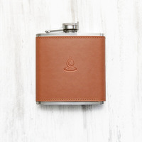 Flasque à whisky réutilisable de 7 oz en acier inoxydable thermique mini avec entonnoir en cuir PU, couleur et logo personnalisables pour les voyages
