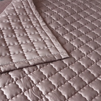 Un matelas confortable, fabriqué en coton, soigneusement conçu et magnifiquement conçu.