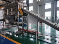 Kompakter, platzsparender automatischer Beutelschneider für optimierte Raumnutzung in Produktionsanlagen