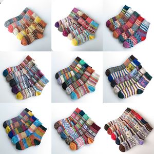 <span class=keywords><strong>Chaussettes</strong></span> d'hiver pour femmes pour <span class=keywords><strong>Amazon</strong></span> <span class=keywords><strong>Chaussettes</strong></span> d'équipage florales en tricot épais transfrontalier Automne Hiver Style ethnique Chaud pour le commerce extérieur - Product Image 2