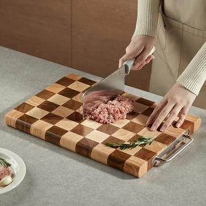 เขียงไม้กระถินลายตารางหมากรุก 40x29x3 ซม. พร้อมด้ามจับสำหรับใช้ในครัว - Product Image 3