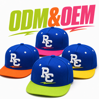 Casquette Snapback à visière plate avec logo personnalisé, couronne rigide, bicolore bleu, broderie multicolore lettres et éclairs, style streetwear