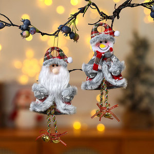 4 décorations de Noël en peluche faites à la main : Père Noël, renne, bonhomme de neige, ours, clochettes |   Décoration d'arbre de Noël haut de gamme en fausse fourrure écossaise imperméable pour la maison - Product Image 2