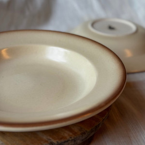 Bol Confortable Artisanal Haut de Gamme en Céramique Grès Écru, Texture Craquelée Élégante, Cuit à Haute Température, Idéal Hôtels et Restaurants de Luxe - Product Image 2