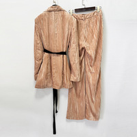 Ensemble tailleur femme en velours marron rose, blazer à revers crantés avec ceinture large, pantalon côtelé à jambe droite, chic pour le bureau en automne