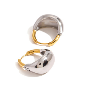 Boucles d'oreilles Yueli Huggie en acier inoxydable plaqué or 18 carats, design géométrique, pour un usage quotidien, unisexe - Product Image 5
