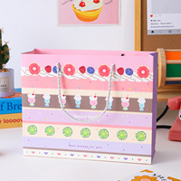 Sacs cadeaux en papier mignons pour desserts avec poignées en corde, sacs imprimés gâteau aux fraises et bonbons pour anniversaires, fêtes et emballages cadeaux