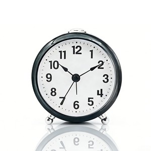 Réveil silencieux rond noir de 4 pouces en plastique avec mouvement à balayage, son croissant et fonction snooze - Product Image 1