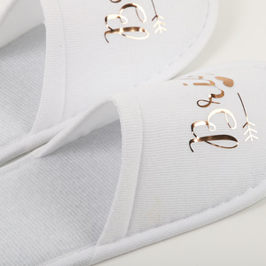 Chaussons personnalisés pour les invités de mariage |   Chaussons de fête nuptiale personnalisés écologiques avec nom et date pour les sacs de bienvenue de l'hôtel - Product Image 2