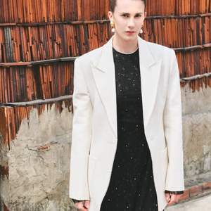 Blazer Femme Jacquard Sable de Haute Qualité à Manches Longues Coupe Droite Contemporaine à Boutonnage Simple de Marques Vietnamiennes - Product Image 1