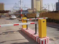 Puerta automática de barrera de brazo de aluminio para estacionamiento de pluma Led de seguridad electrónica Rfid para carretera de conducción precio barato con Control remoto