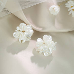 RE4039 रोमांटिक पारदर्शी एक्रिलिक फूल पत्ती कान की बाली महिलाओं के लिए सफेद और आइवरी पुष्प ब्राइडल कान संवर्धन - Product Image 6