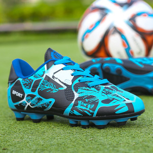 Chaussures de football pour garçons, tige synthétique, doublure en mesh, semelle extérieure en caoutchouc, semelle intermédiaire en EVA, coupe basse, crampons pour entraînement et matchs - Product Image 1