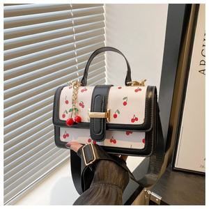 Bolso de Mano Moderno con Estampado de Cerezas, Bolso Cruzado de Piel Sintética para Mujer con Colgante de Cereza - Product Image 1