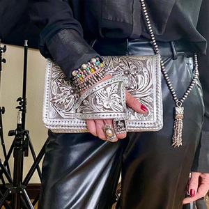 Bolso de mano estilo occidental Silver Flower Dance, retro, de PU plateado con relieve, de gran capacidad, para la noche, estilo europeo americano. - Product Image 5