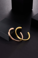 Bracelets en acier inoxydable de mode de vente chaude en Europe et en Amérique, vente en gros de bijoux en forme de C à ouverture lisse