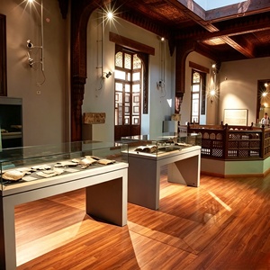 Custom Museum display cabinet Lockable jewelry display showcase Antique Glass Display Cabinet Shop interior design decoration - Product Image 2