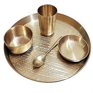 Plateau de service rond vintage en métal doré avec poignées, bord ajouré poli, motif soleil, pour fête, fait main, en bronze - Product Image 4