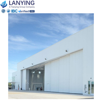 Hangar industriel moderne à grande portée en acier avec toiture et panneaux muraux isolés pour utilisation en hangar