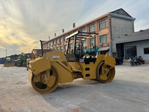 Rodillo Vibratorio de Doble Tambor Usado Caterpillar CB534D con Motor Diésel y Bomba, Disponibilidad Inmediata, Entrega Rápida para Carreteras - Product Image 3