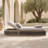 Chaise longue d'extérieur résistante aux intempéries avec cadre arrondi en teck et aluminium, coussin profond en rotin PE, mobilier pour hôtel et complexe hôtelier