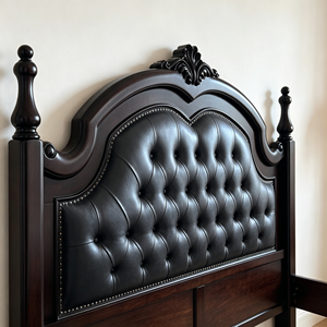 Cama Tradicional Queen Size de Madera Maciza con Almacenamiento, Tapicería Acolchada de Cuero Sintético y Patas Talladas - Product Image 2
