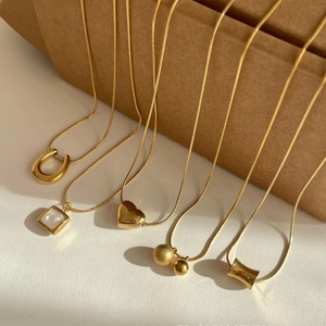 Nouvelle chaîne de clavicule en acier inoxydable à la mode, plaquée or 18 carats, simple, chaîne de collier en acier inoxydable froid pour femmes, cadeau - Product Image 4