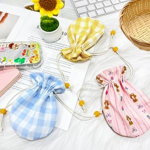 Petit sac en toile de coton avec cordon de serrage, fonctionnalité recyclable et logo à carreaux pour le rangement et les cadeaux - Product Image 3