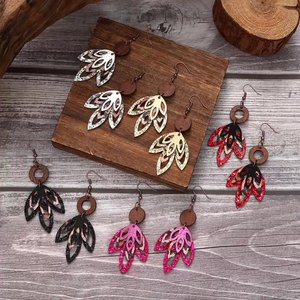 Faux cuir boucles d'oreilles trois feuilles d'érable forme Super brillant pièce mode personnalité cuir boucles d'oreilles pour femmes Uionen 868 - Product Image 1