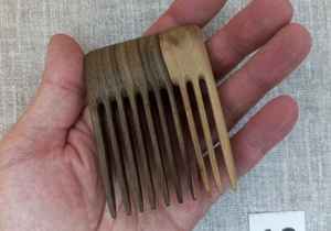 Peine para el cabello de madera hecho a mano, accesorio para el cuidado del cabello respetuoso con el medio ambiente, ligero y elegante - Product Image 3