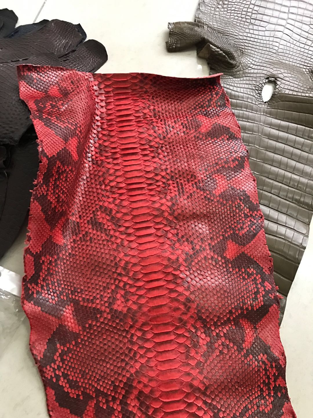 Rosso con motivo nero