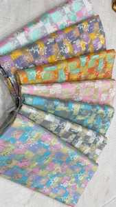 Tissu de brocart de soie Jacquard de qualité supérieure sur mesure tissé avec un fil de soie fin et détaillé en accent métallique doré et argenté - Product Image 2