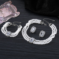 Ensemble de bijoux de mariée tendance pour femmes en gros : collier ras-du-cou multicouche en perles, bracelet et boucles d'oreilles en strass